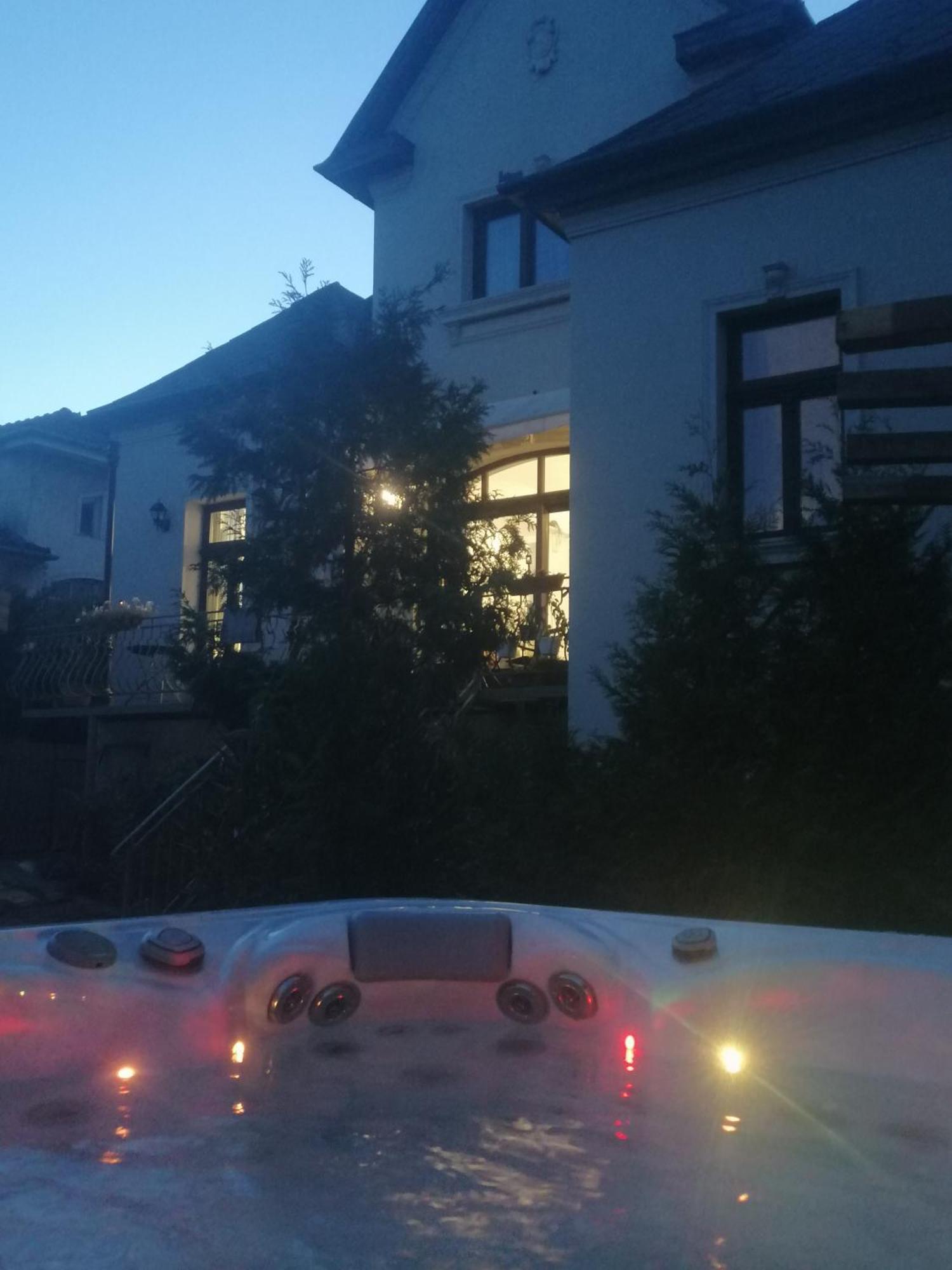 Appartement Kuria With Private Jacuzzi And Pool Boedapest