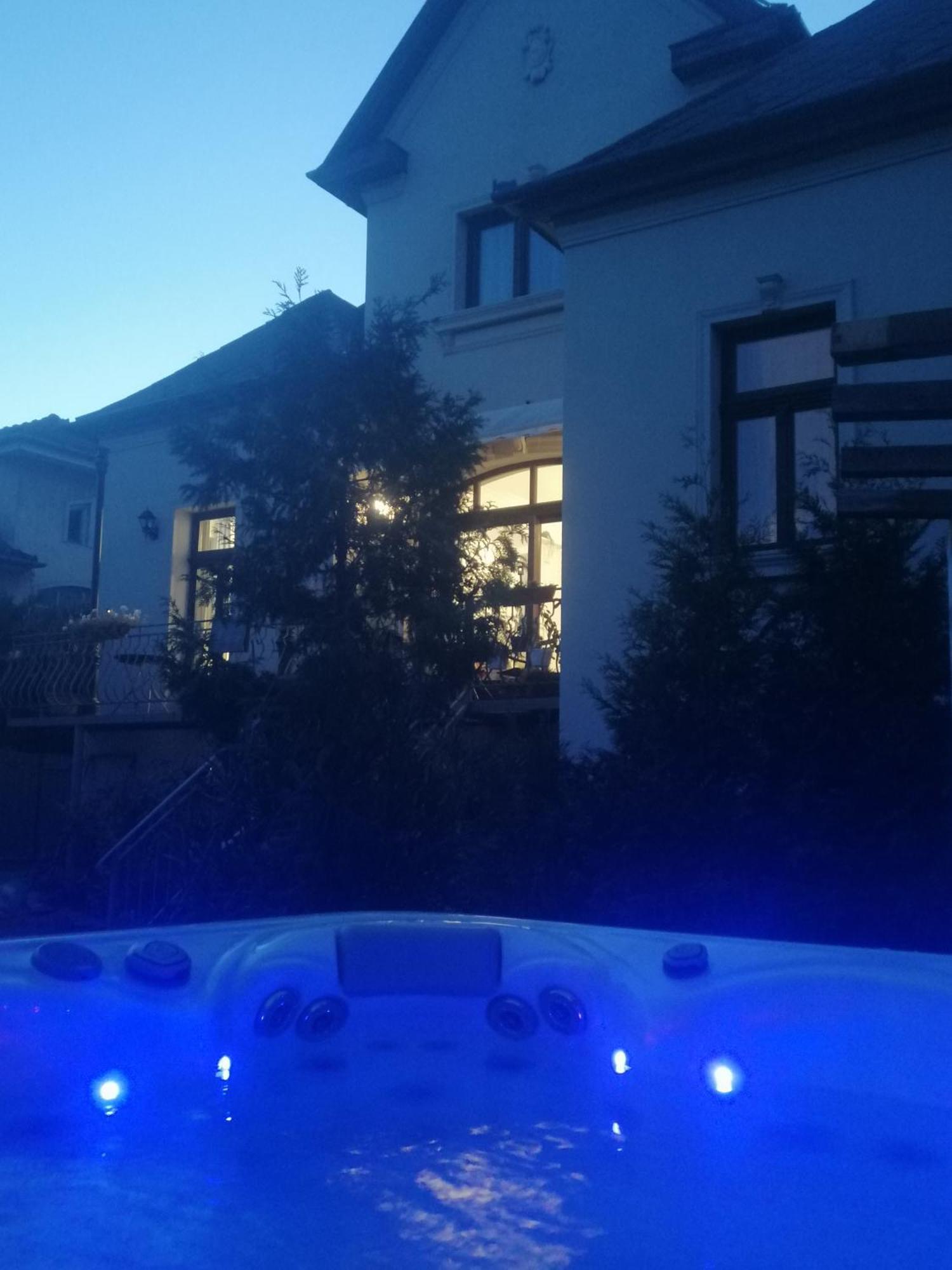 Kuria With Private Jacuzzi And Pool Appartement Boedapest