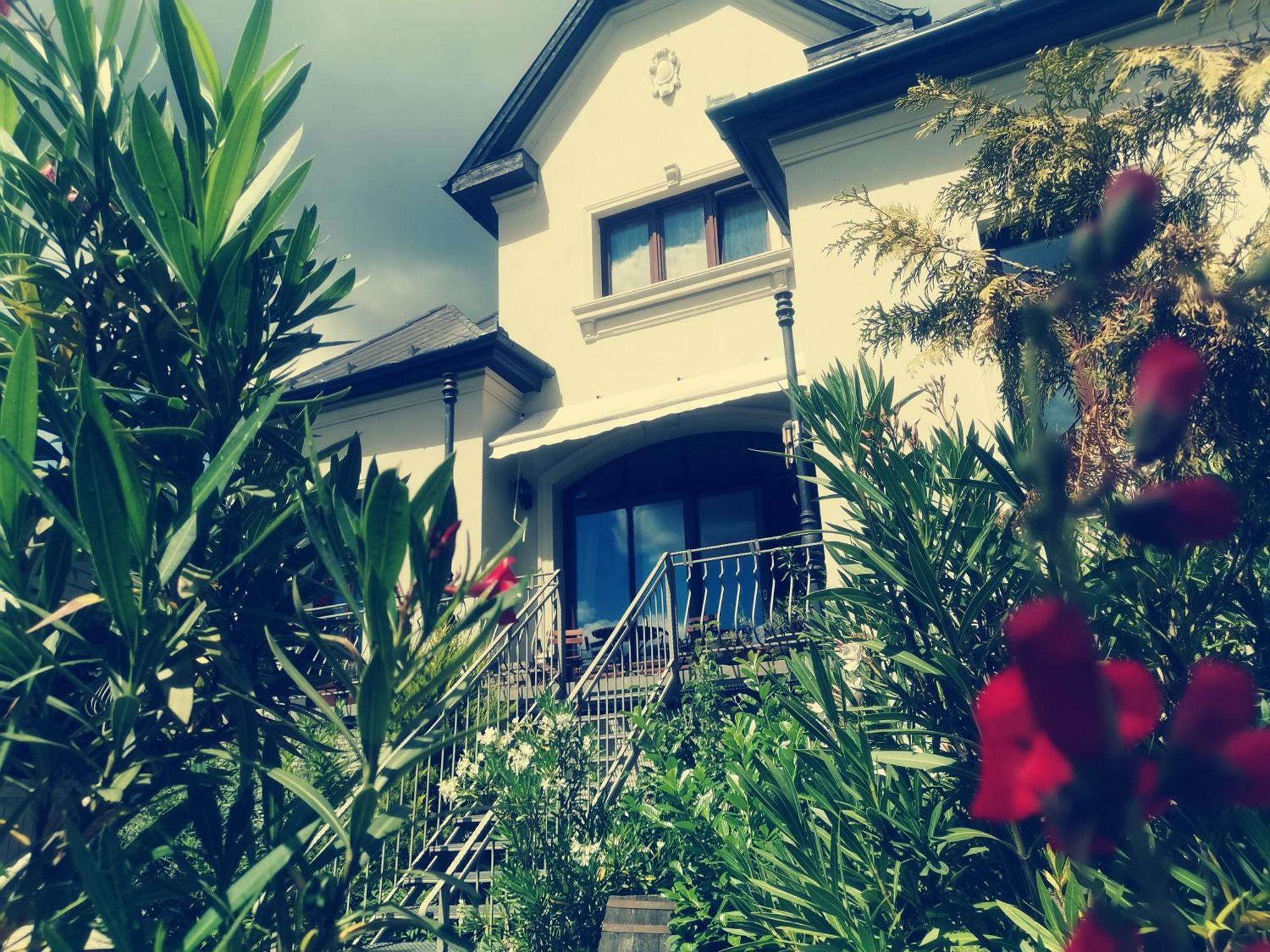 Appartement Kuria With Private Jacuzzi And Pool Boedapest
