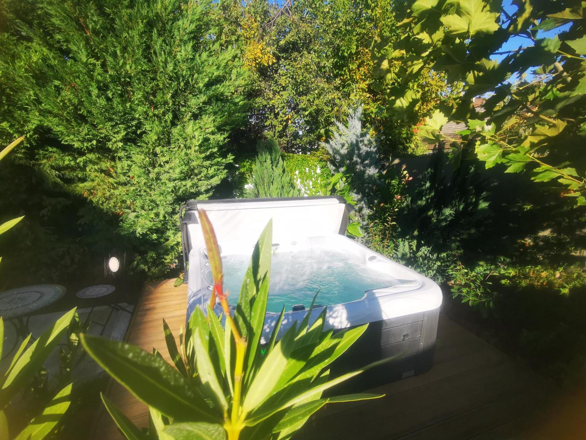 Appartement Kuria With Private Jacuzzi And Pool Boedapest